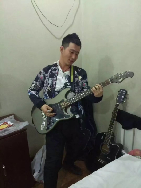 小吉他的第一张照片--太原相亲服务中心