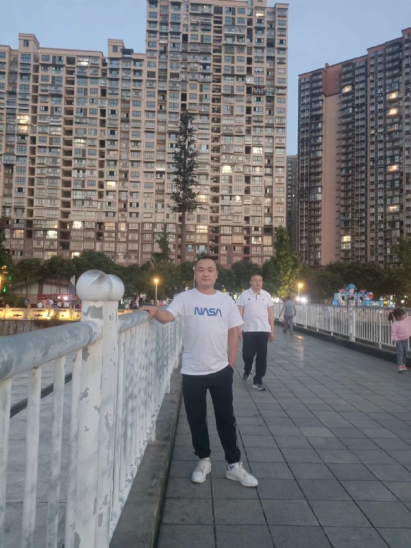 寂寞的男人的第一张照片--太原相亲服务中心