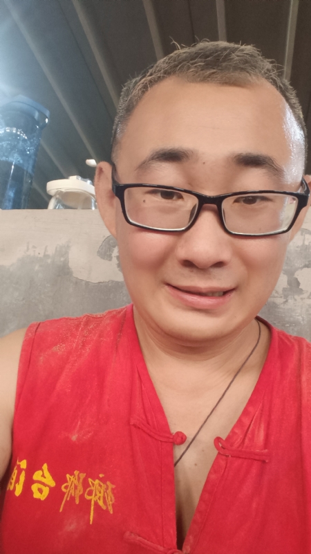 黑黑一笑的第二张照片--太原相亲服务中心